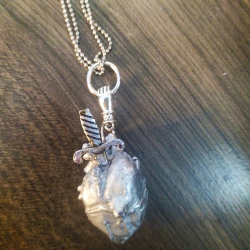 Colar Stabbed Heart – Um coração quando é ferido, se torna frio como gelo e mais resistente que titânio.