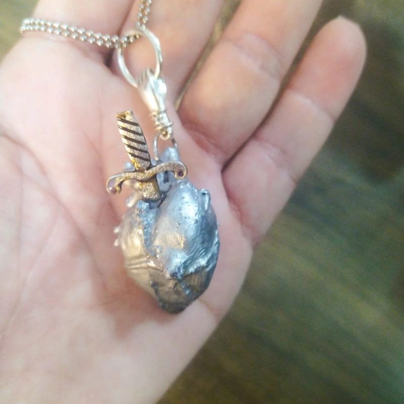 Colar Stabbed Heart – Um coração quando é ferido, se torna frio como gelo e mais resistente que titânio.