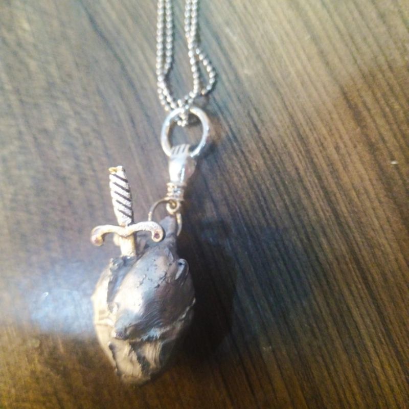 Colar Stabbed Heart – Um coração quando é ferido, se torna frio como gelo e mais resistente que titânio.