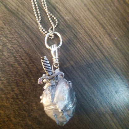 Colar Stabbed Heart – Um coração quando é ferido, se torna frio como gelo e mais resistente que titânio.